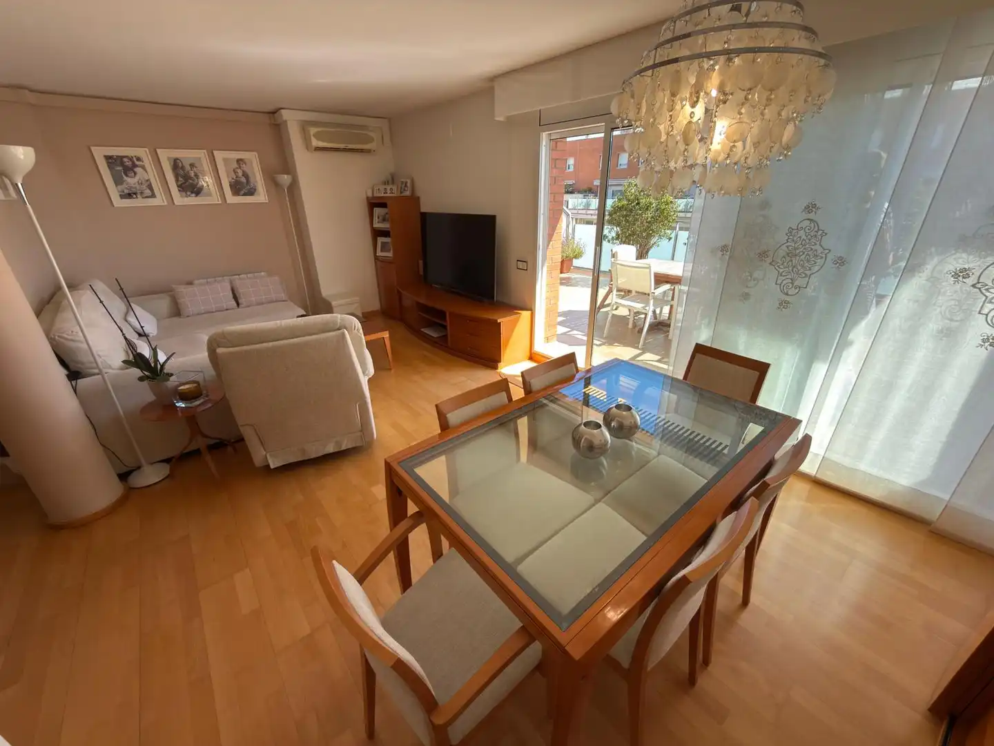 Sala de estar de Ático en venta en Cornellà de Llobregat con Aire acondicionado, Calefacción y Parquet