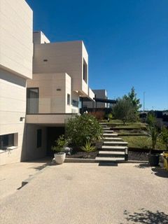 Vista exterior de Casa o xalet en venda en Majadahonda amb Aire condicionat, Calefacció i Traster