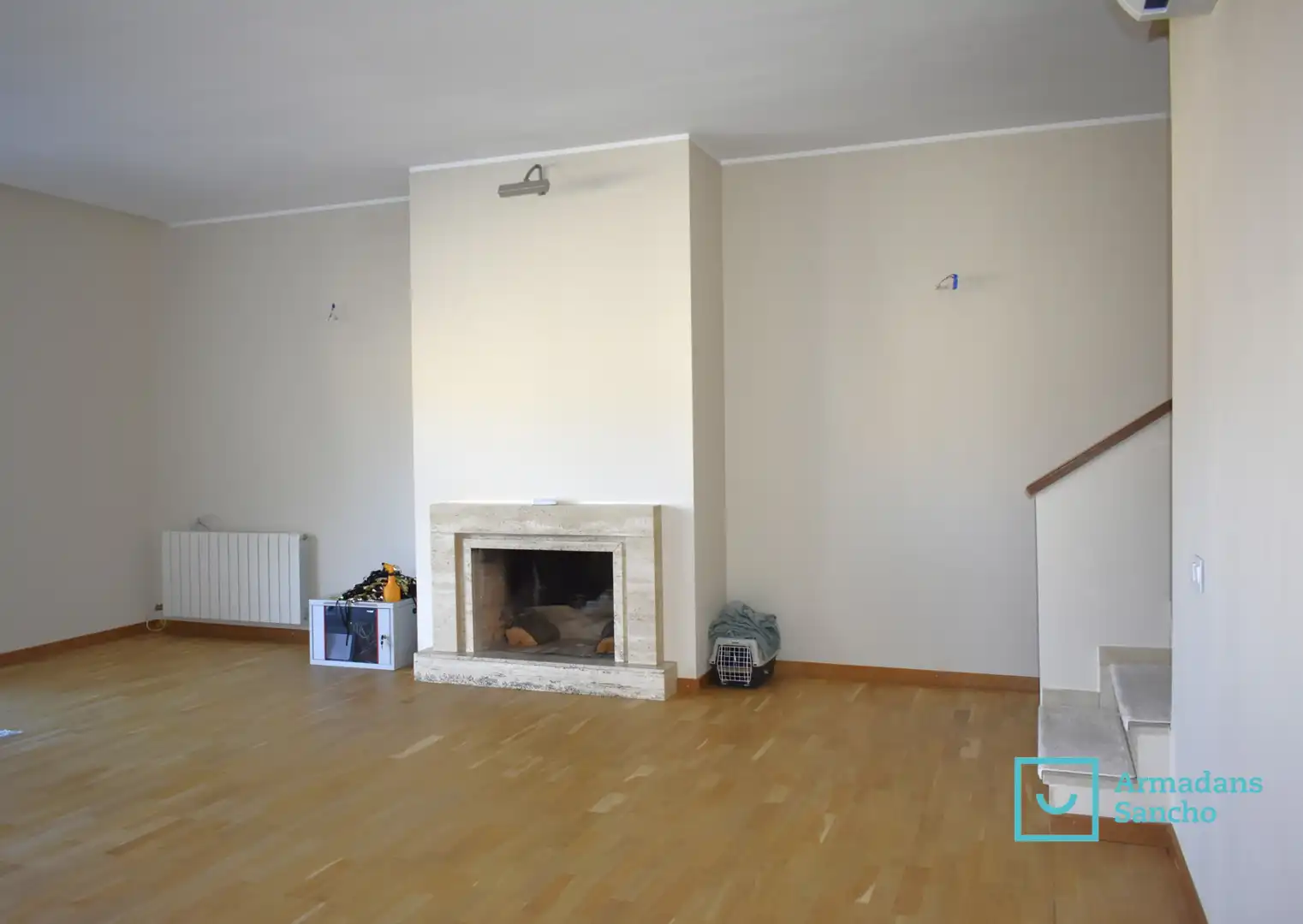 Wohnzimmer von Einfamilien-Reihenhaus zum Verkauf in Tiana mit Klimaanlage, Heizung und Privatgarten
