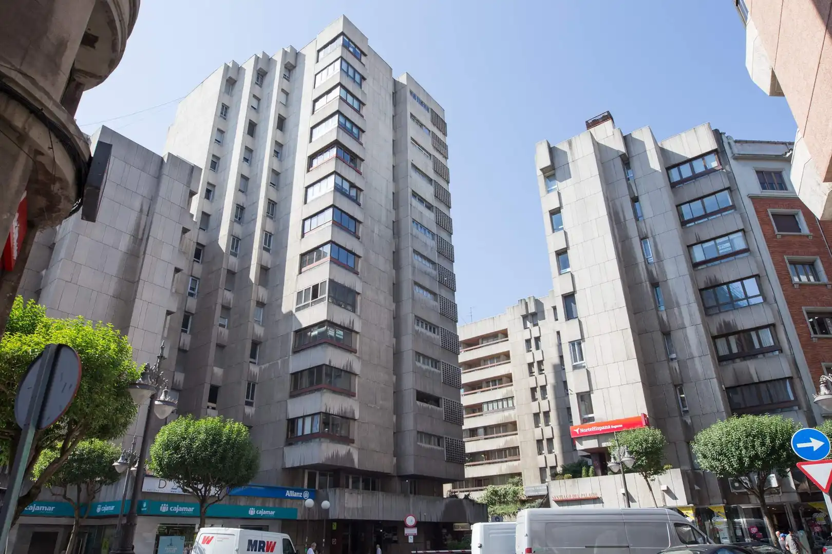 Vista exterior de Pis en venda en León Capital  amb Terrassa i Traster