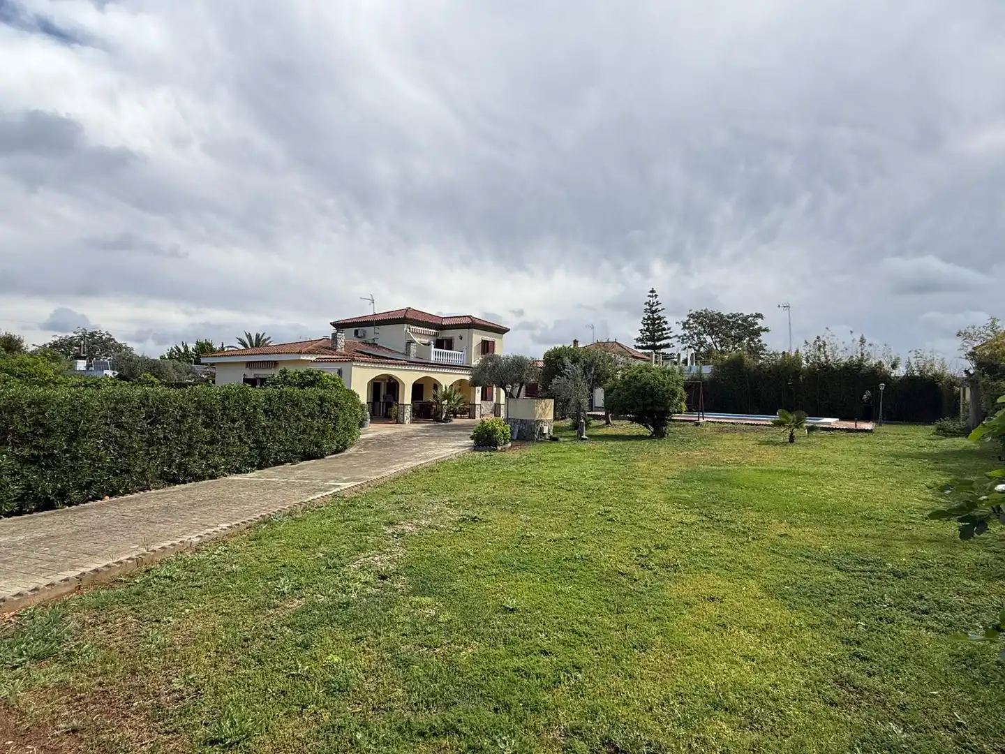 Vista exterior de Casa o chalet en venta en Alcalá de Guadaira con Aire acondicionado, Calefacción y Jardín privado