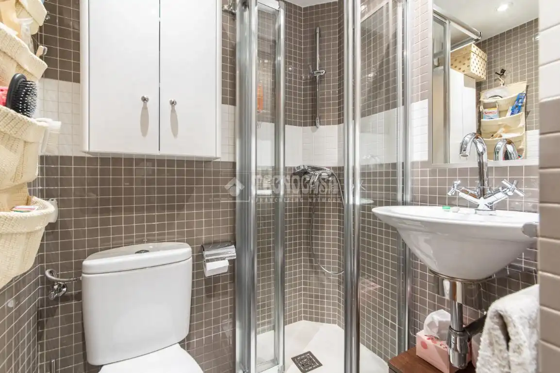 Bathroom of Flat for sale in Madrid  with Air Conditioner, Heating and Parquet flooring
