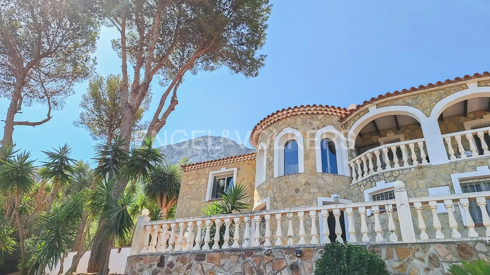 Vista exterior de Casa o xalet en venda en Dénia amb Aire condicionat, Calefacció i Jardí privat