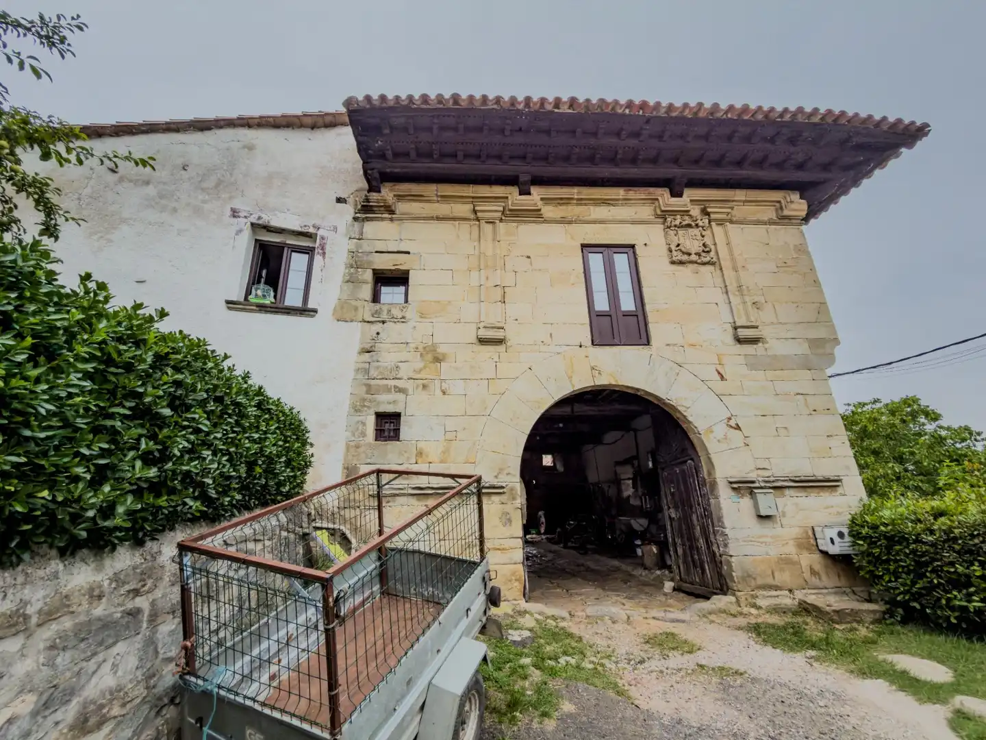 Vista exterior de Casa o xalet en venda en Alfoz de Lloredo amb Jardí privat, Terrassa i Balcó