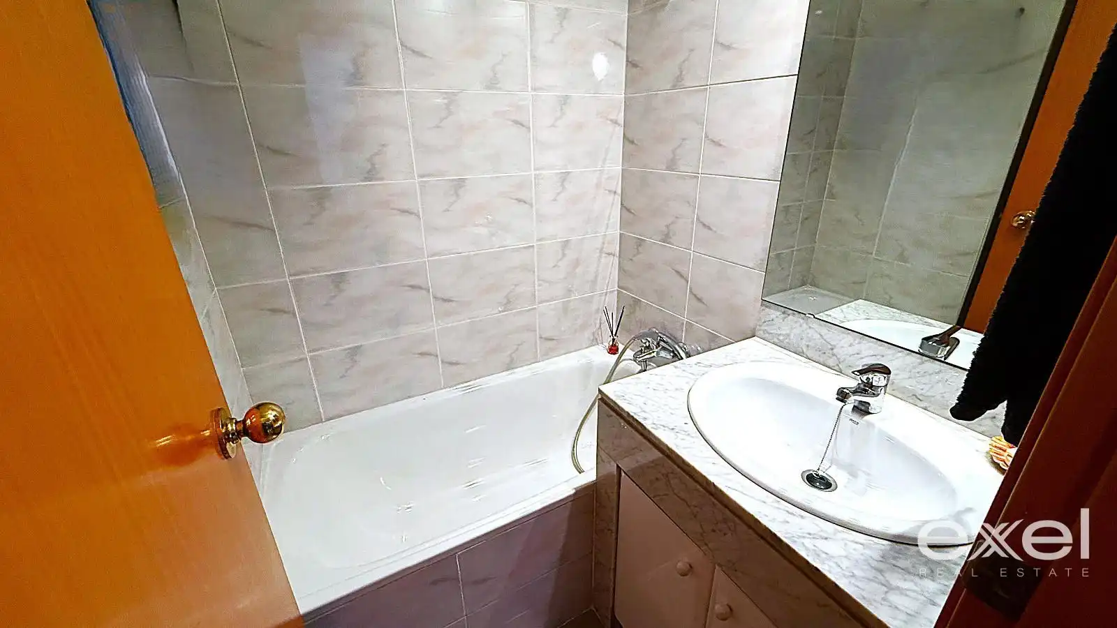 Bany de Pis en venda en Cornellà de Llobregat amb Aire condicionat, Calefacció i Terrassa