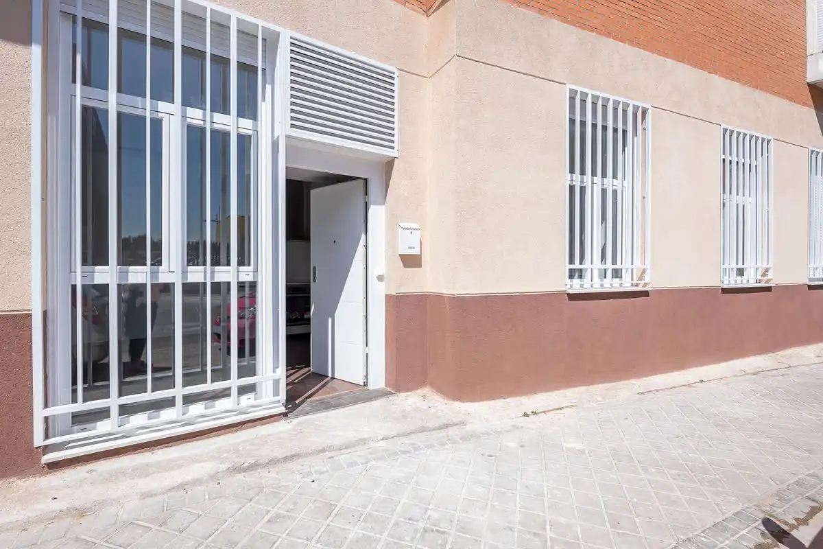 Vista exterior de Planta baixa en venda en Madrid amb Aire condicionat, Calefacció i Jardí privat