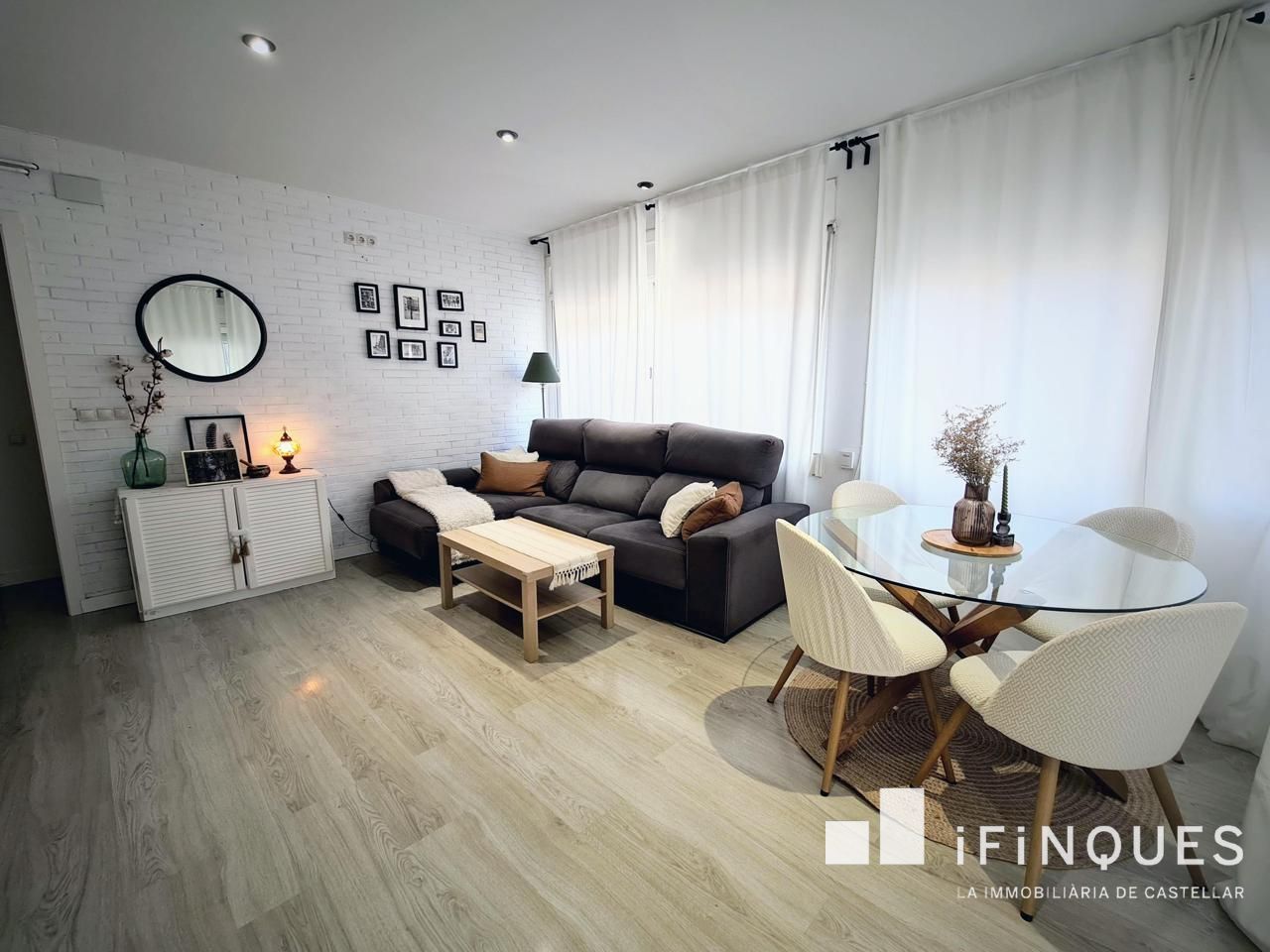 Living room of Flat for sale in Castellar del Vallès  with Air Conditioner, Heating and Parquet flooring