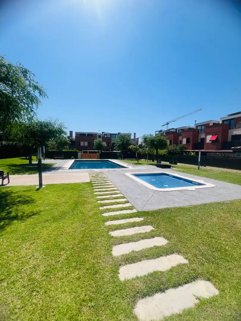Piscina de Casa adosada en venta en Reus con Aire acondicionado, Calefacción y Jardín privado