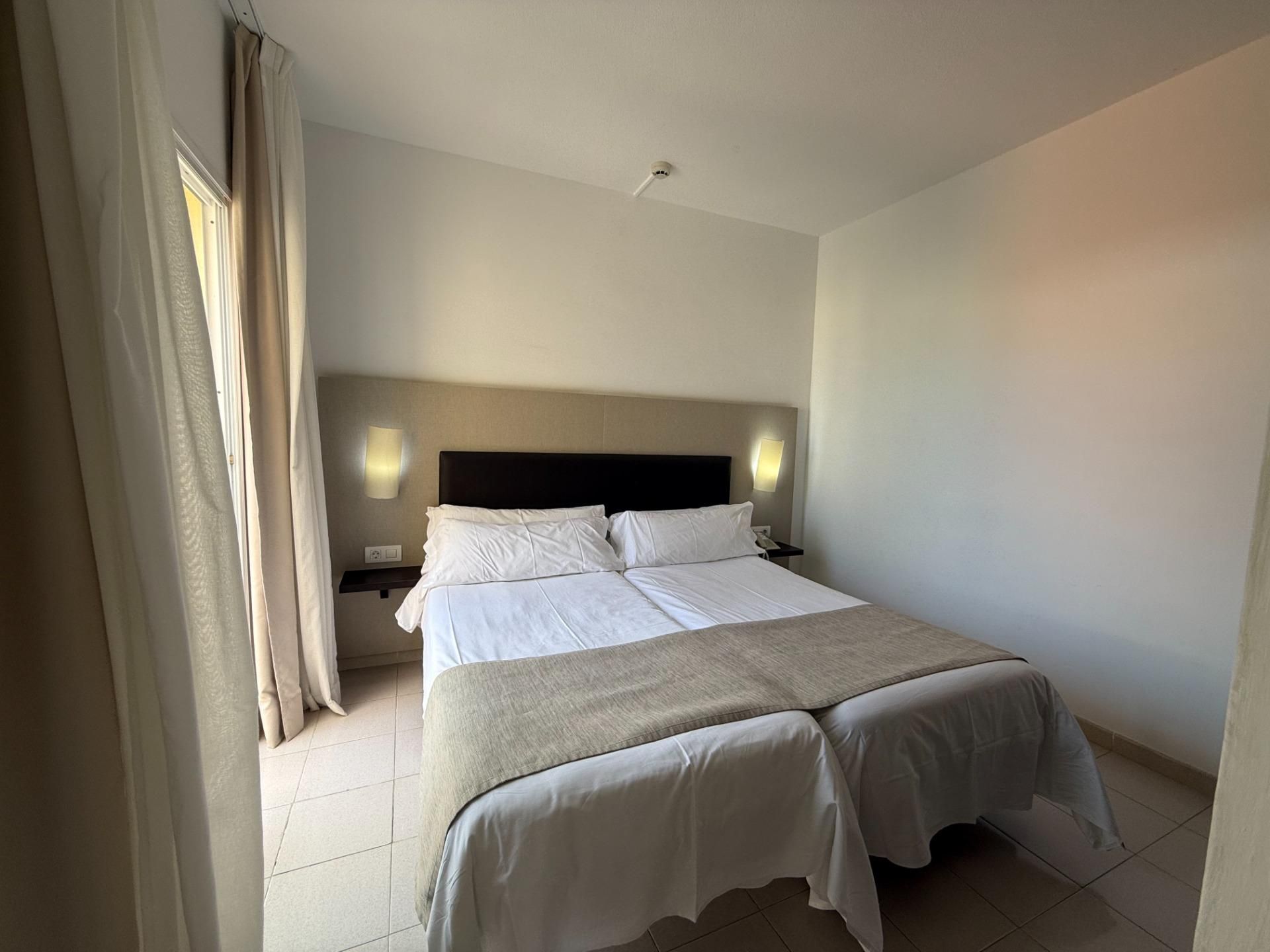 Dormitori de Apartament en venda en Adeje amb Aire condicionat, Terrassa i Balcó