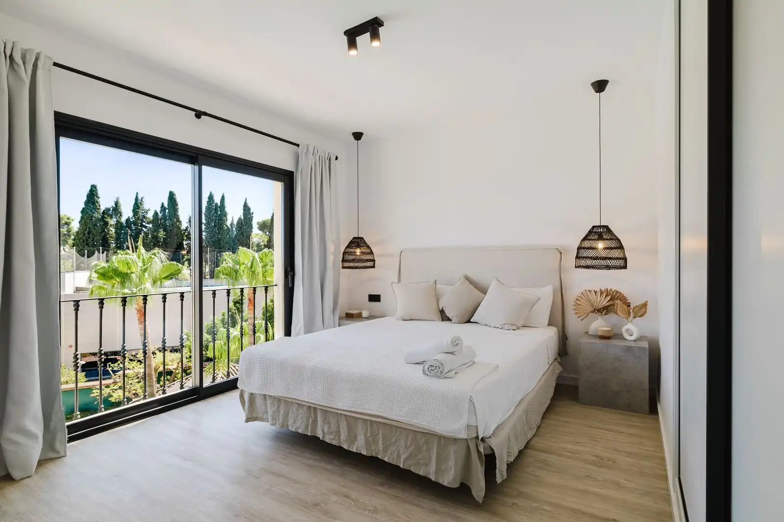 Bedroom of Houses for sale in Marbella  with Air Conditioner, Terrace and Community pool