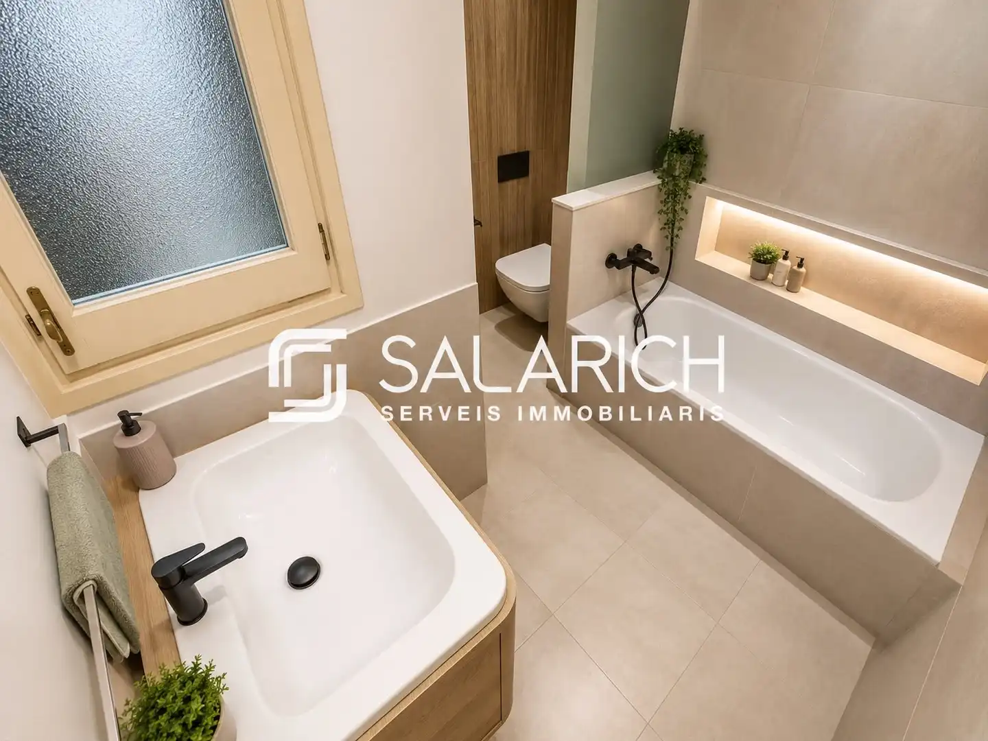 Bathroom of Flat for sale in Barcelona  with Heating