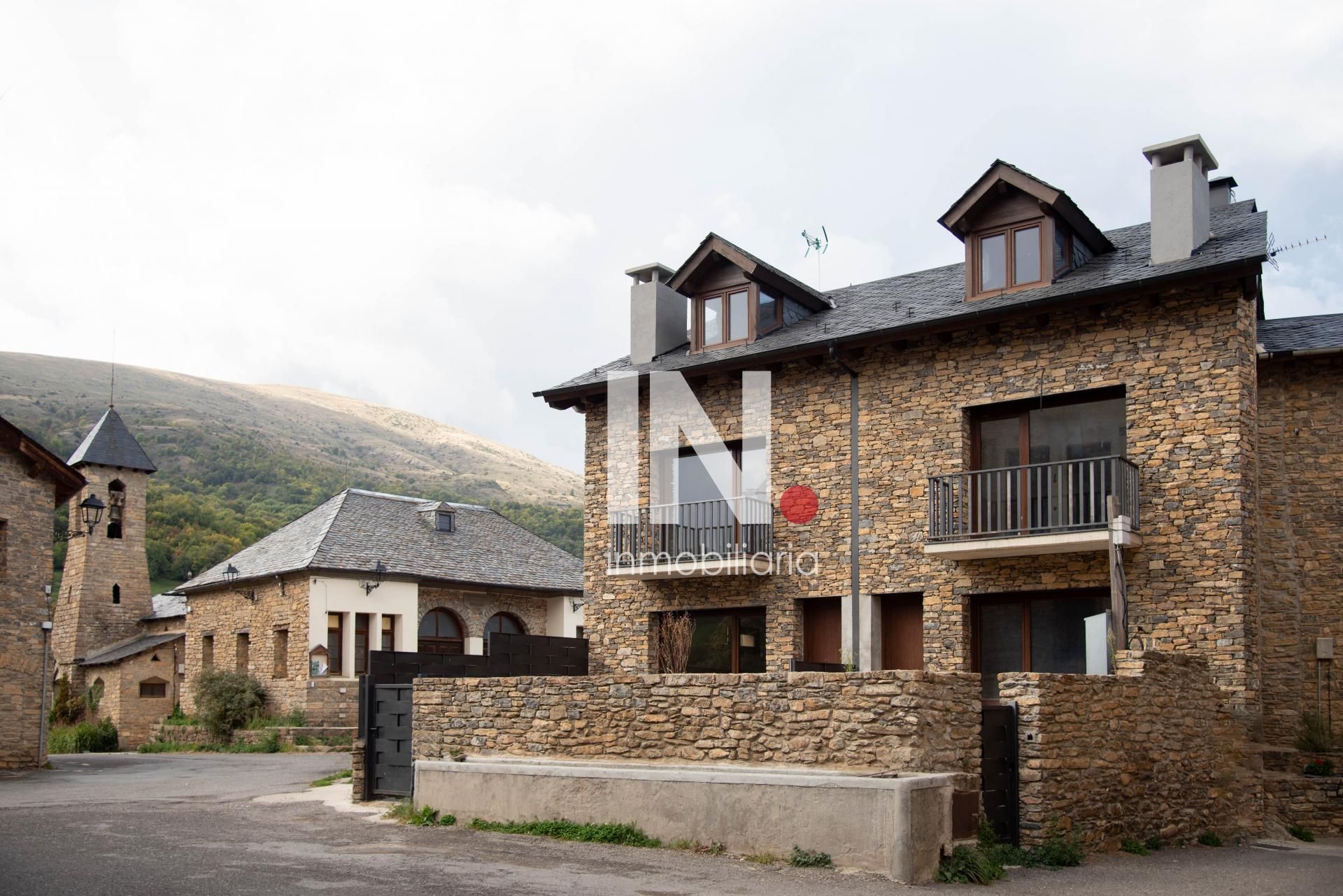 Vista exterior de Casa adosada en venda en Sort