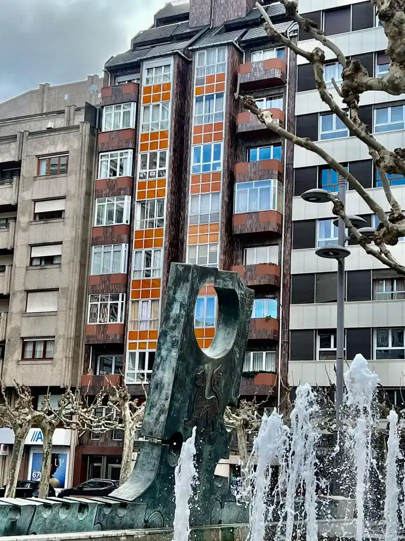 Vista exterior de Àtic de lloguer en León Capital  amb Balcó