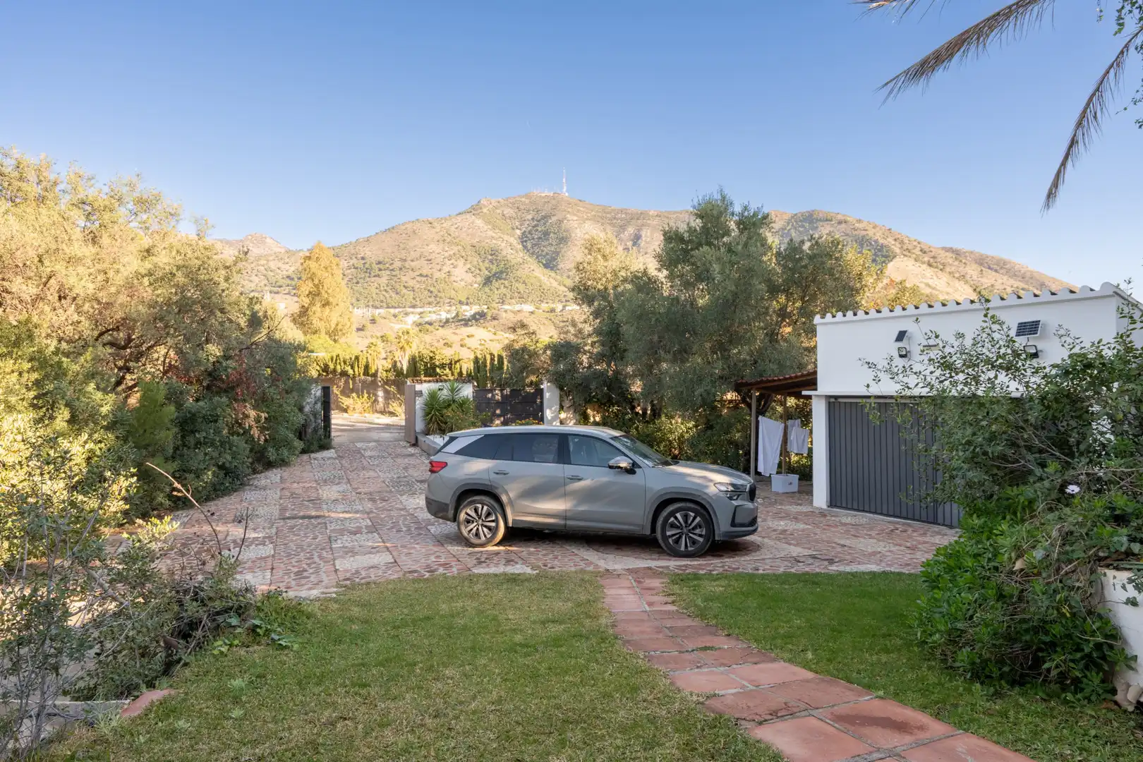 Vista exterior de Casa o xalet en venda en Fuengirola amb Aire condicionat, Jardí privat i Terrassa