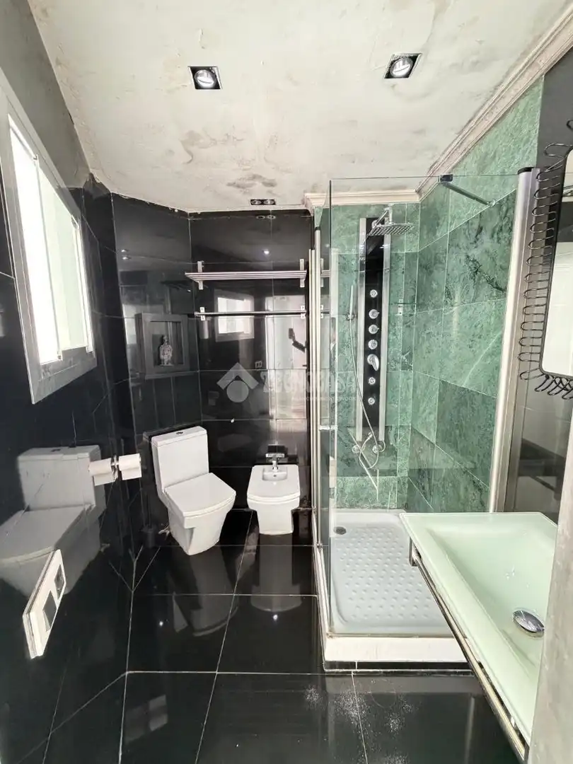 Bathroom of Flat for sale in Sevilla  with Air Conditioner