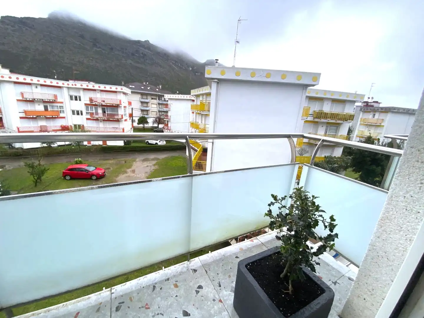 Vista exterior de Pis en venda en Castro-Urdiales amb Calefacció, Terrassa i Balcó