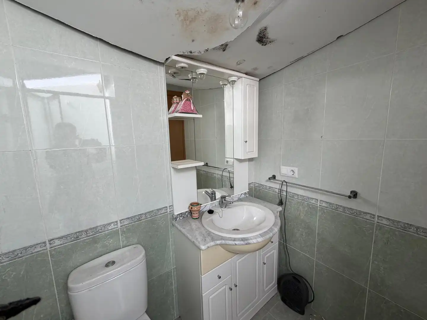 Baño de Casa adosada en venta en A Pobra de Trives  con Amueblado, Lavadora y Microondas
