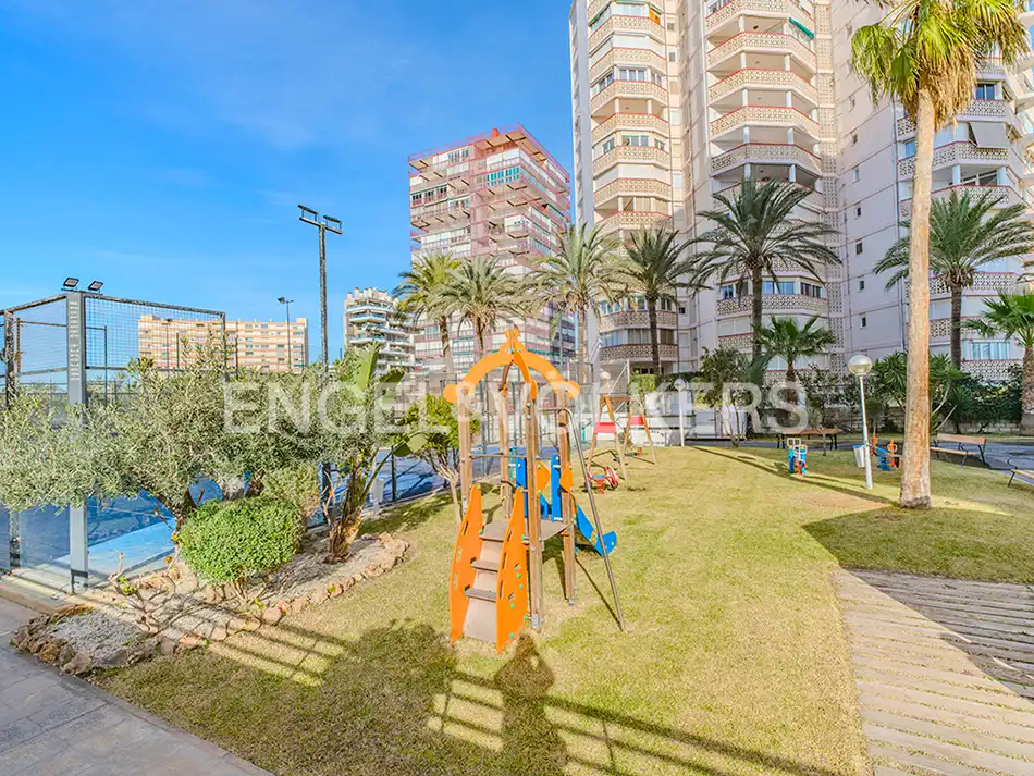Außenansicht von Wohnung zum Verkauf in Alicante / Alacant mit Klimaanlage, Heizung und Gemeinschaftspool