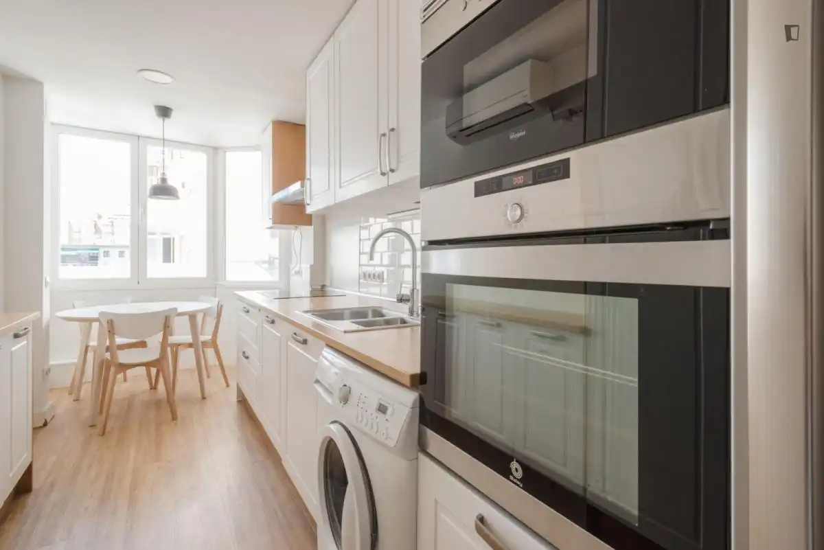Cocina de Apartamento para compartir en Madrid con Amueblado, Horno y Lavadora