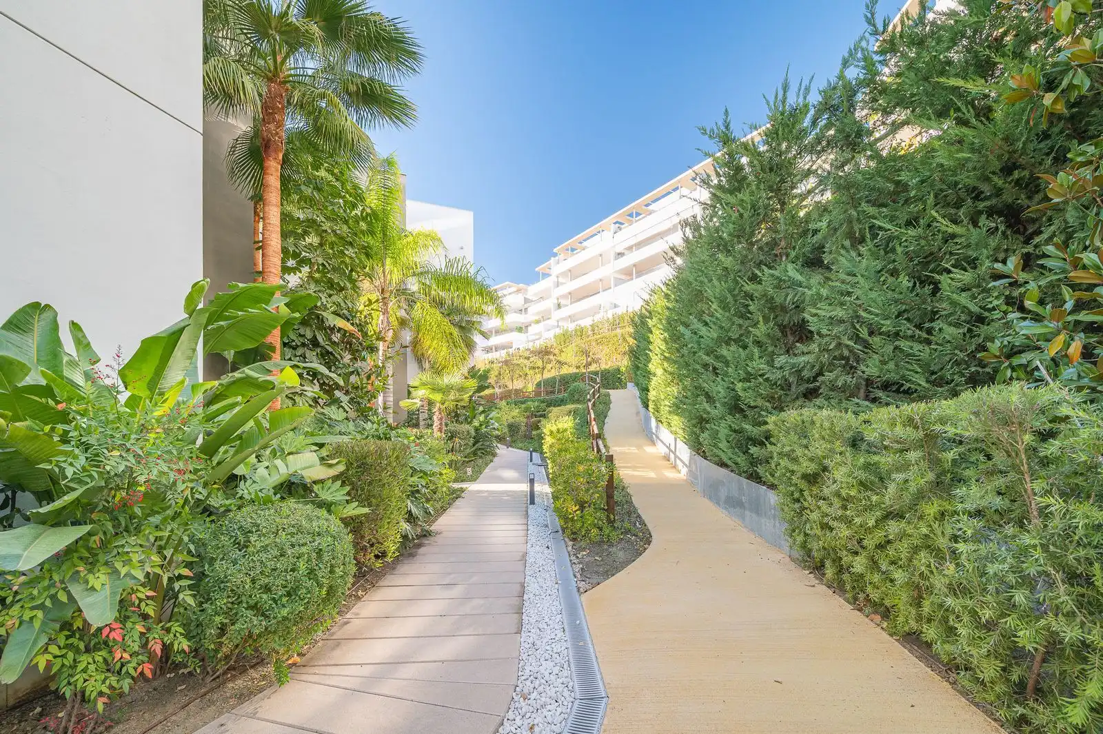 Vista exterior de Dúplex en venta en Benahavís con Aire acondicionado, Terraza y Trastero