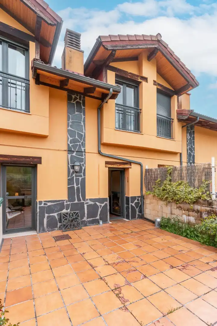 Vista exterior de Casa adosada en venda en Puebla de Lillo amb Calefacció, Jardí privat i Terrassa