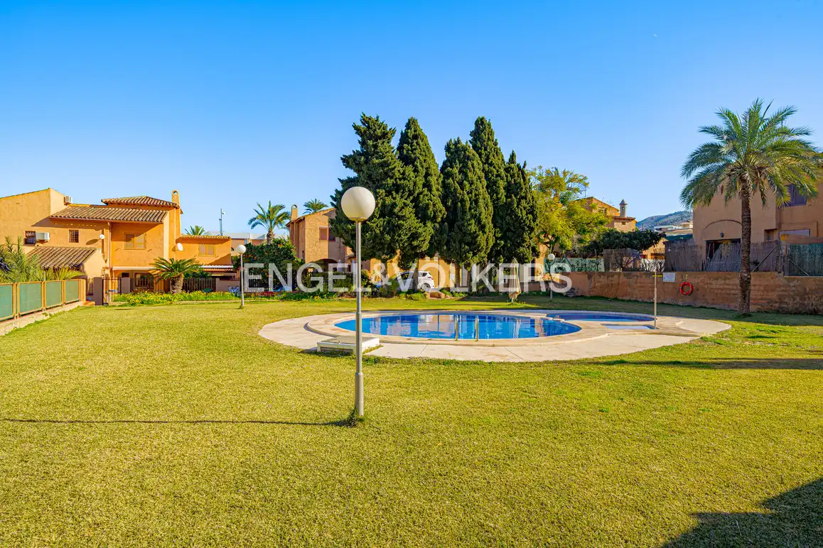 Piscina de Casa adosada en venta en Benidorm con Aire acondicionado, Jardín privado y Piscina comunitaria