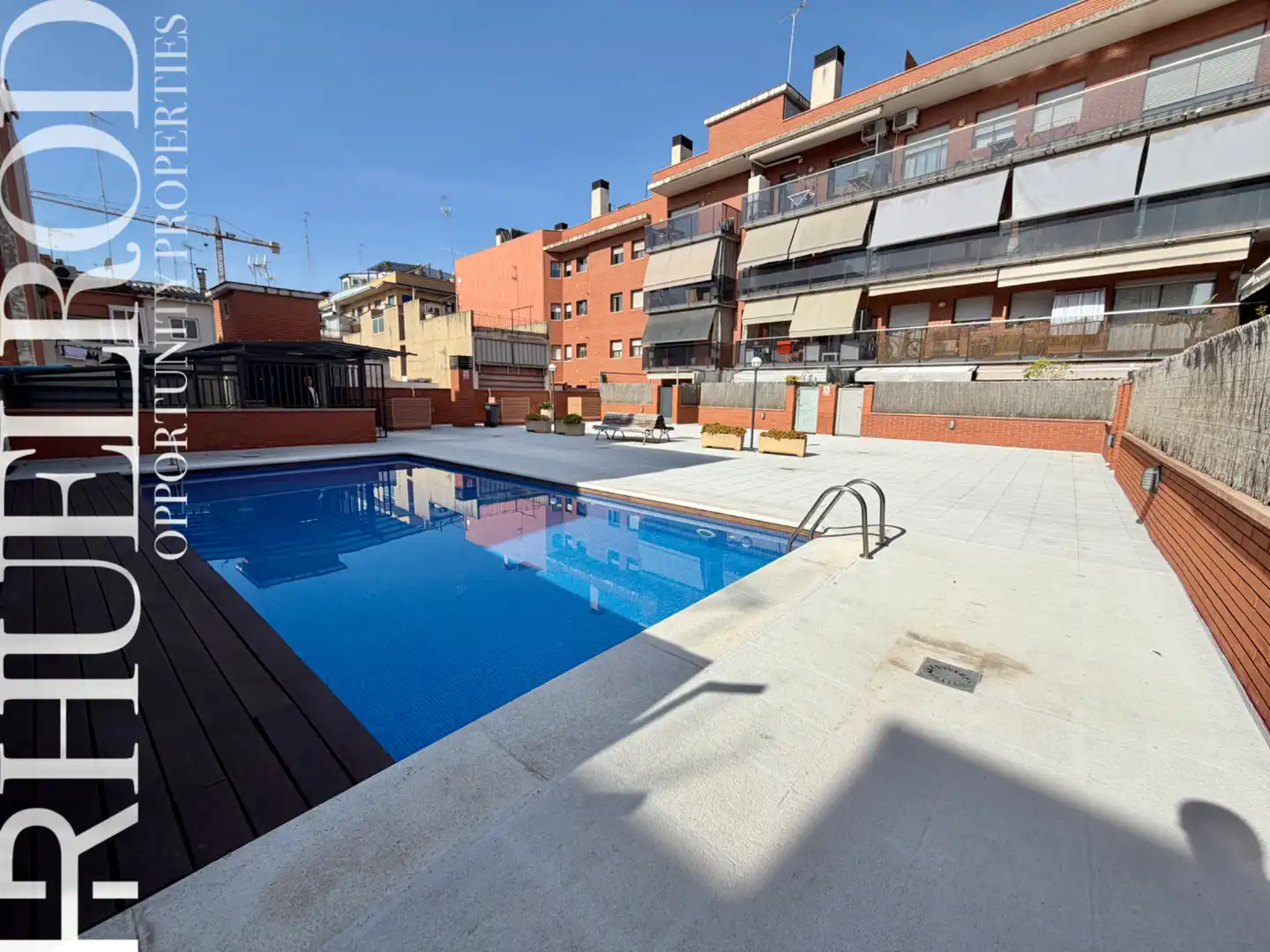 Schwimmbecken von Wohnung zum Verkauf in Badalona mit Klimaanlage, Heizung und Parkett