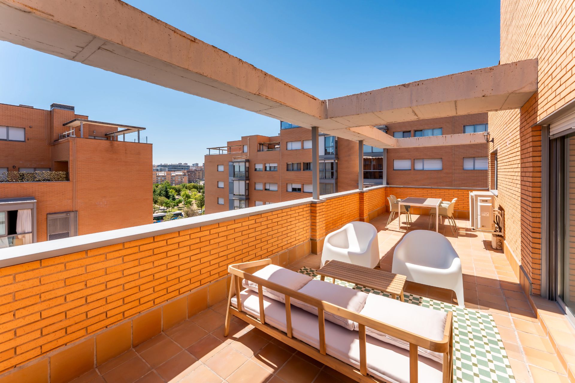 Terraza de Ático de alquiler en  Madrid Capital con Aire acondicionado, Calefacción y Parquet