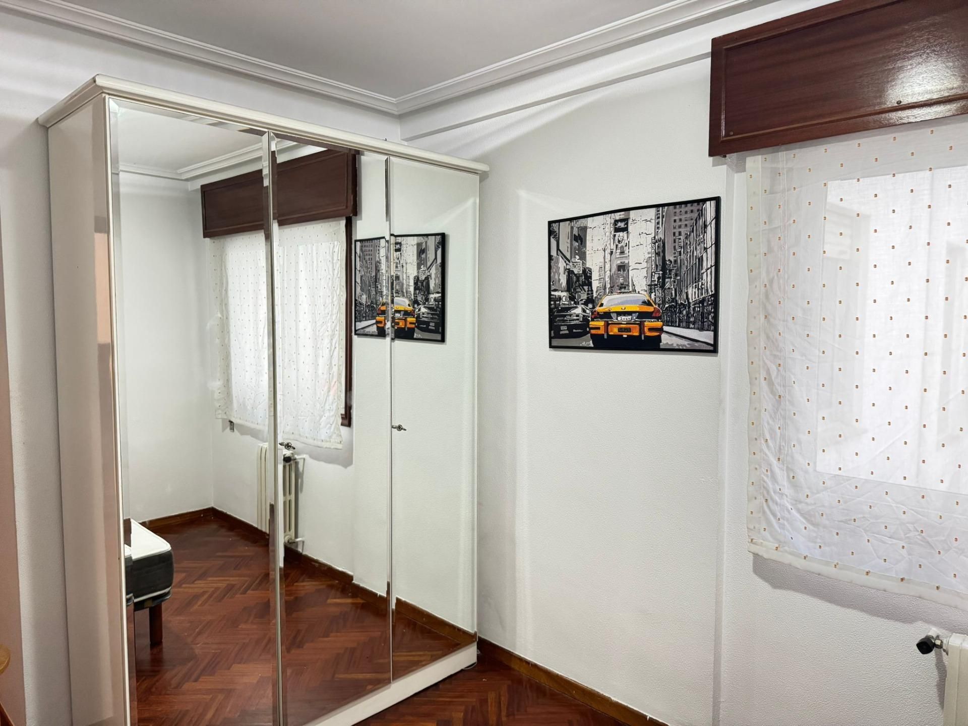 Dormitori de Pis de lloguer en Ourense Capital  amb Calefacció