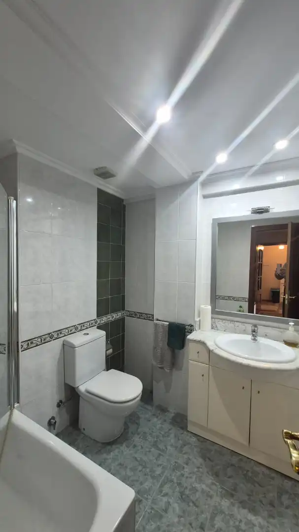 Baño de Piso de alquiler en Vigo  con Amueblado, Horno y Lavadora