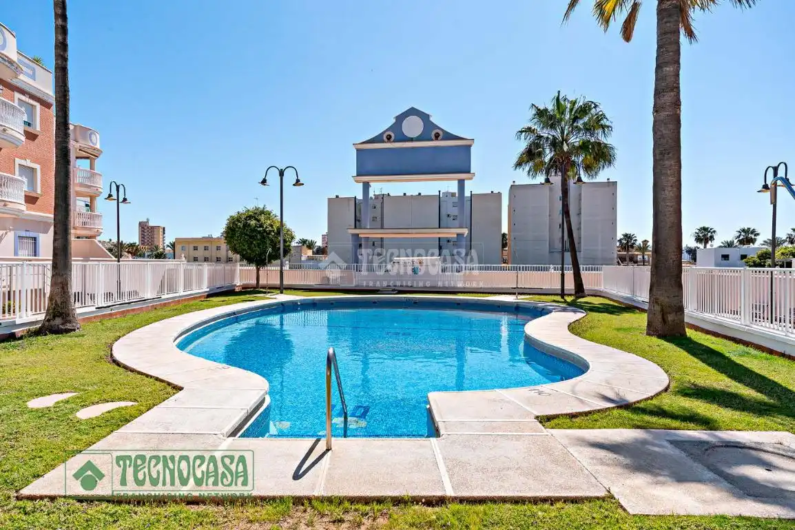 Piscina de Pis en venda en Roquetas de Mar amb Aire condicionat i Terrassa