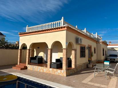 Vista exterior de Casa o xalet en venda en Orihuela amb Aire condicionat, Terrassa i Piscina