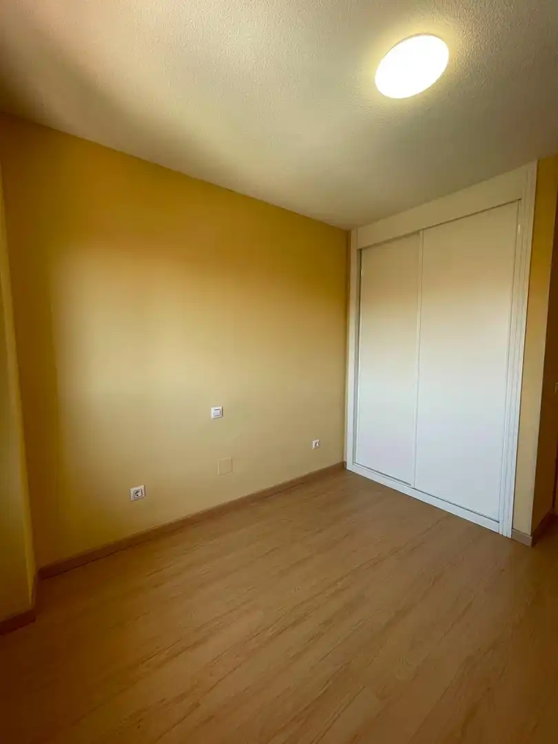 Schlafzimmer von Dachboden zur Miete in El Molar (Madrid) mit Heizung, Terrasse und Balkon