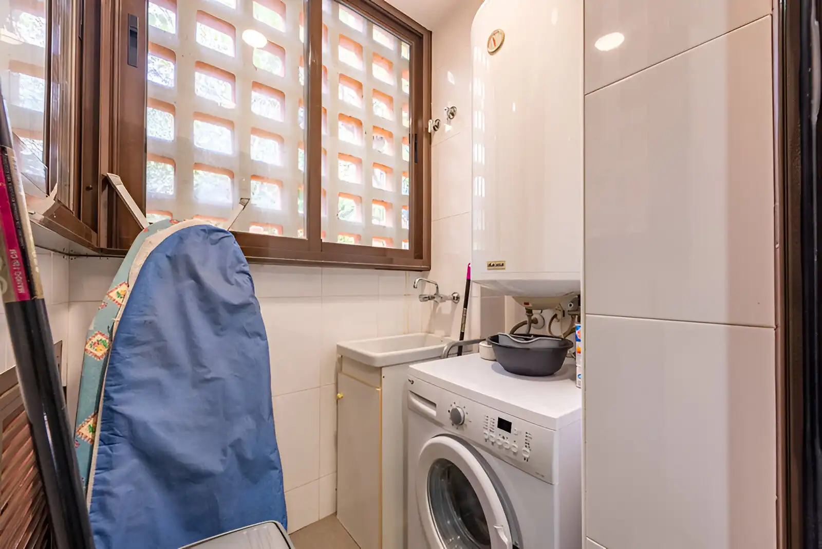 Badezimmer von Erdgeschoss zum Verkauf in Estepona mit Klimaanlage, Terrasse und Abstellraum