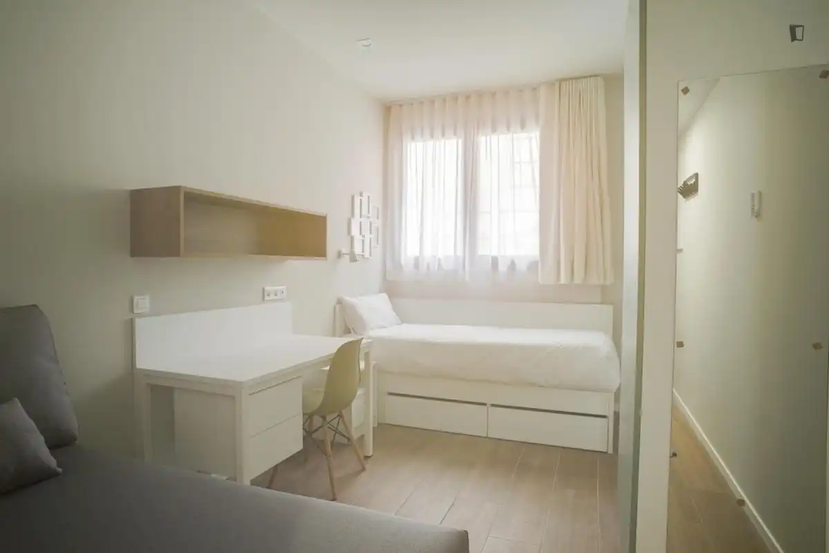 Bedroom of Flat for share in Barcelona  with Furnished and Internet