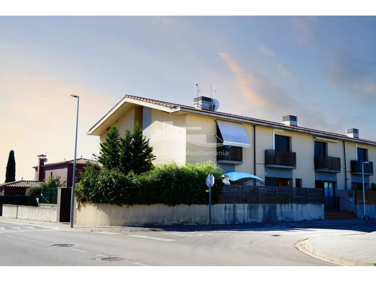 Vista exterior de Casa adosada en venda en Vall-llobrega amb Aire condicionat, Calefacció i Jardí privat