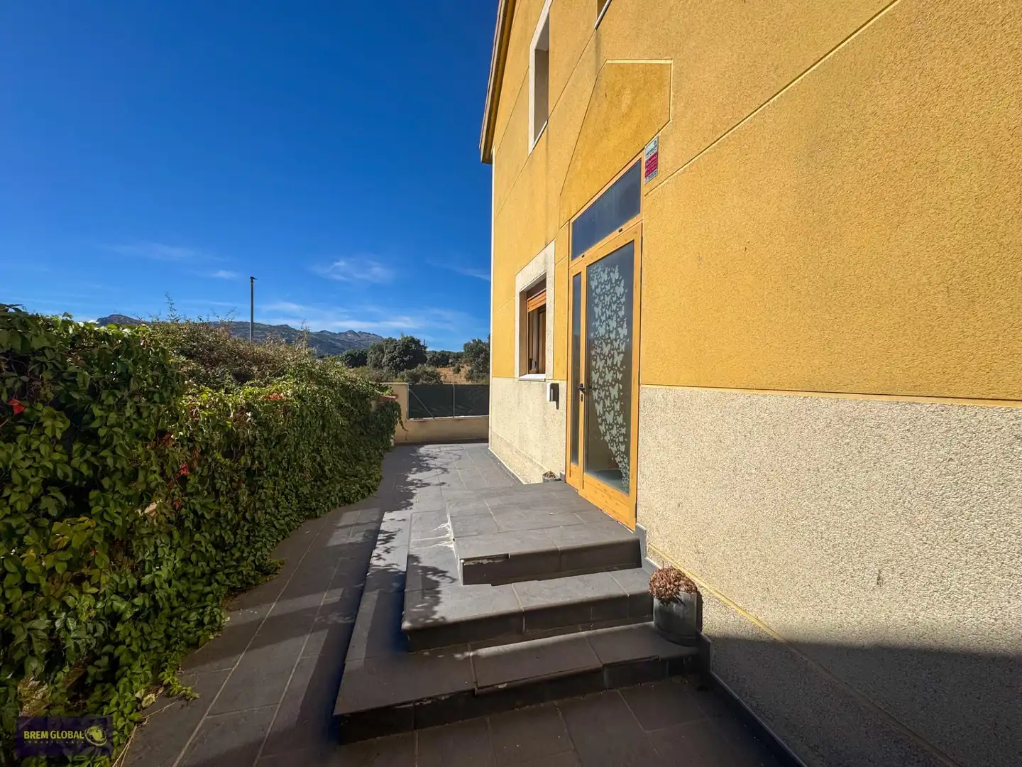 Vista exterior de Casa adosada en venta en Lozoyuela-Navas-Sieteiglesias con Calefacción, Jardín privado y Terraza