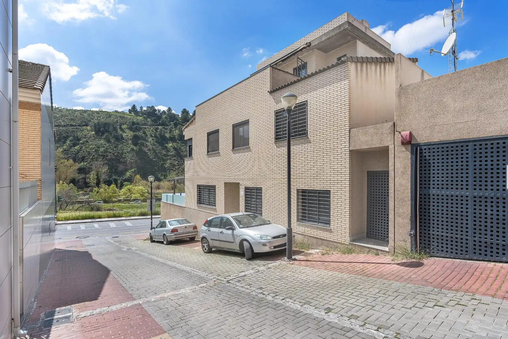 Vista exterior de Casa adosada en venta en Granada con Jardín privado y Balcón