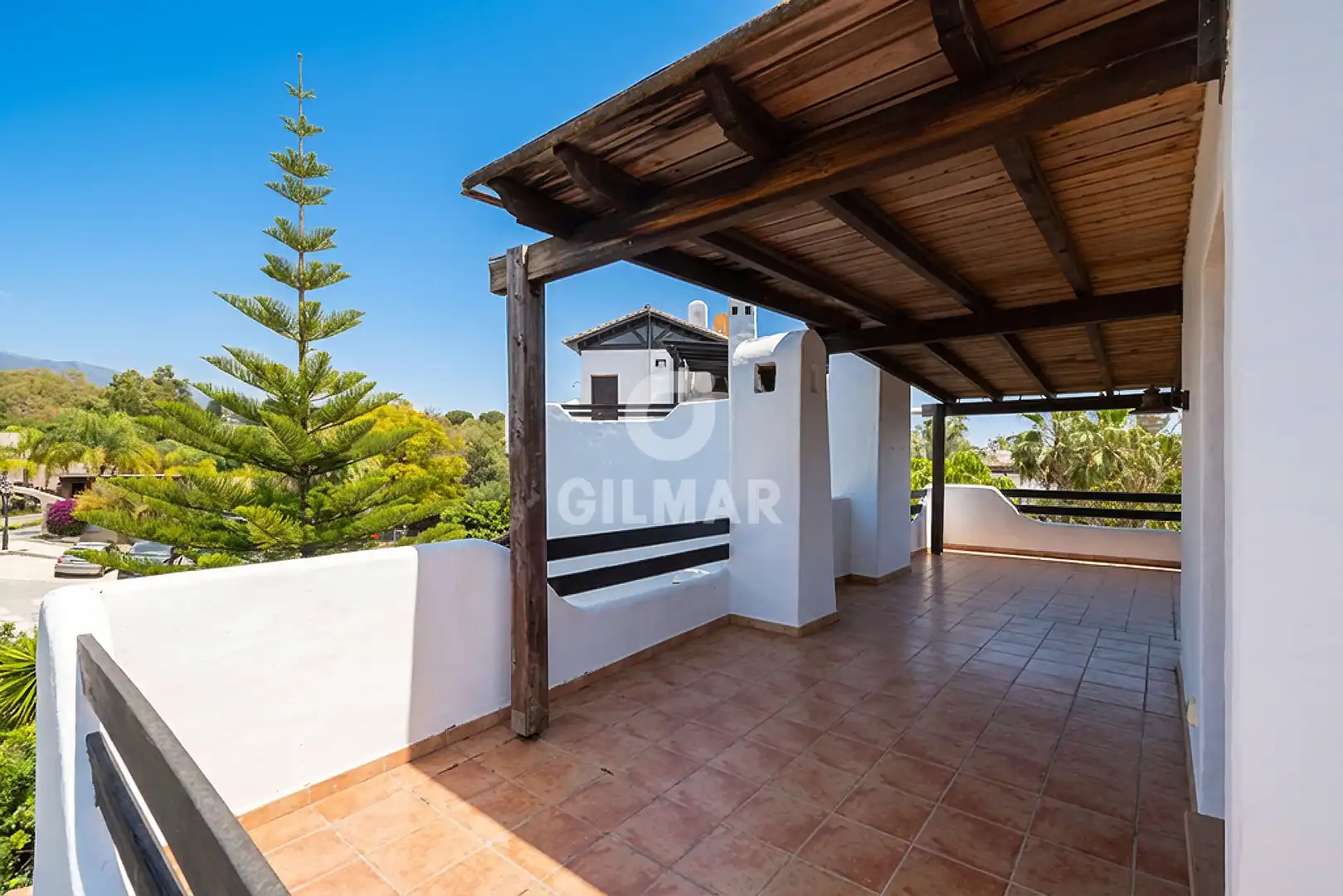 Vista exterior de Casa adosada en venta en Marbella con Calefacción, Jardín privado y Piscina