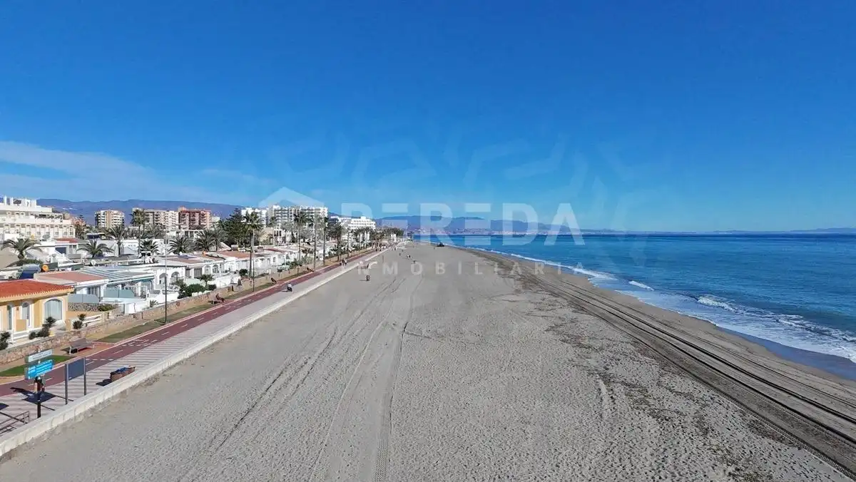 Vista exterior de Estudi en venda en Roquetas de Mar amb Jardí privat i Piscina comunitària
