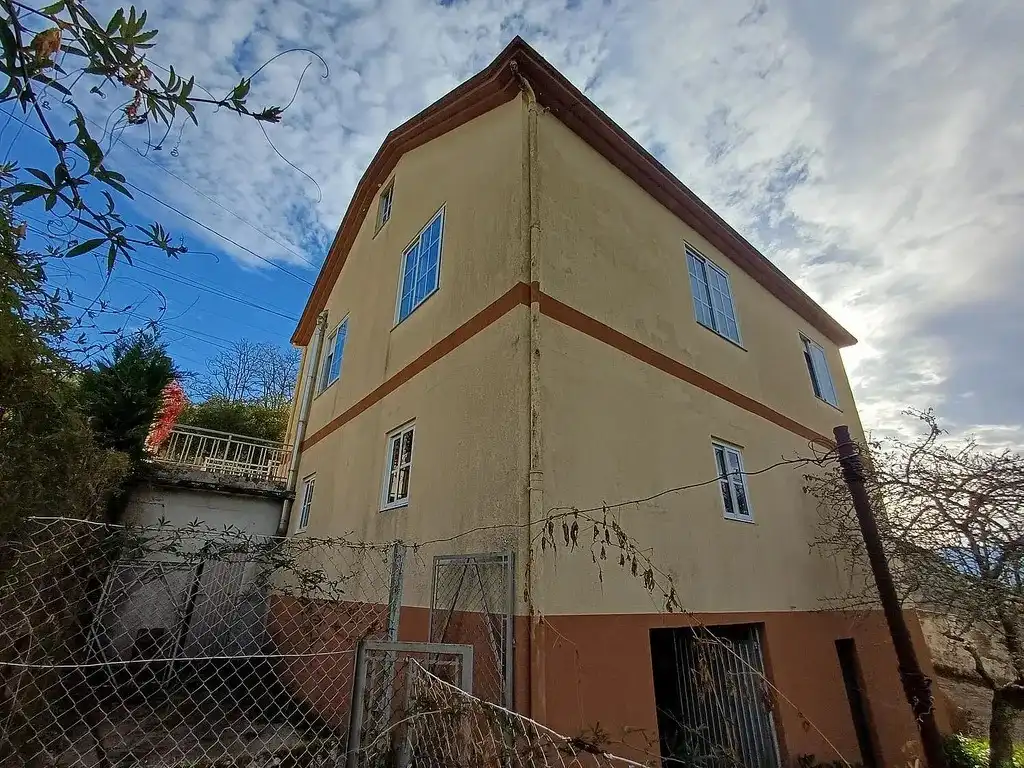 Vista exterior de Casa o xalet en venda en Mondariz amb Calefacció, Jardí privat i Parquet
