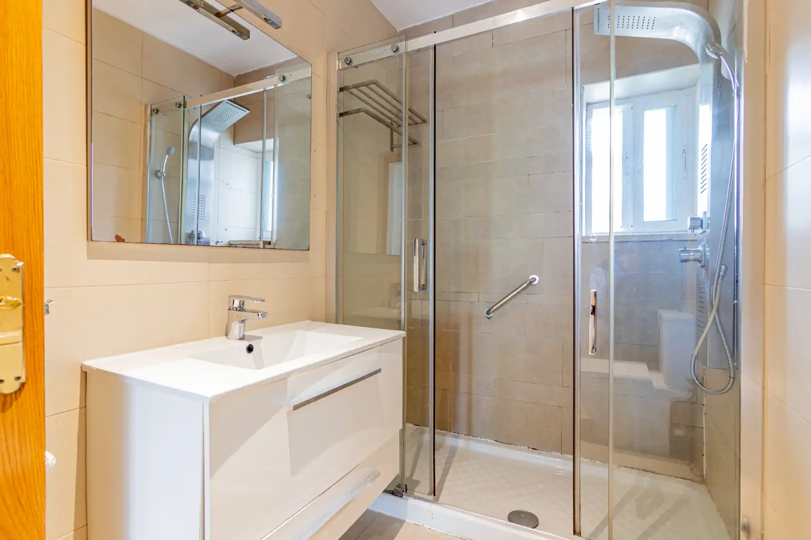 Baño de Dúplex en venta en Collado Villalba con Calefacción, Terraza y Piscina comunitaria