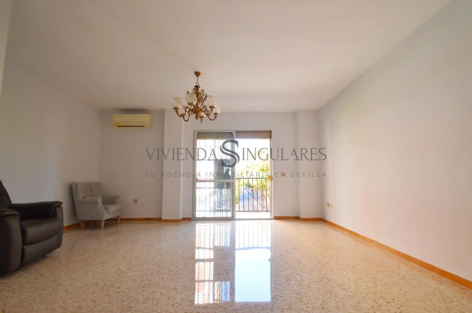 Living room of Flat for sale in Sevilla  with Air Conditioner, Private garden and Terrace