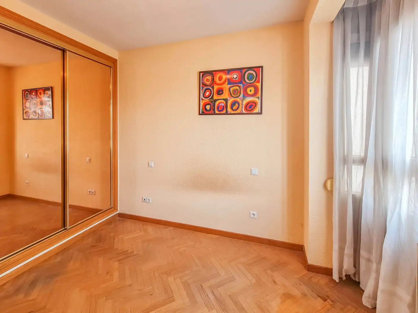 Dormitori de Apartament de lloguer en Madrid amb Calefacció, Parquet i Forn