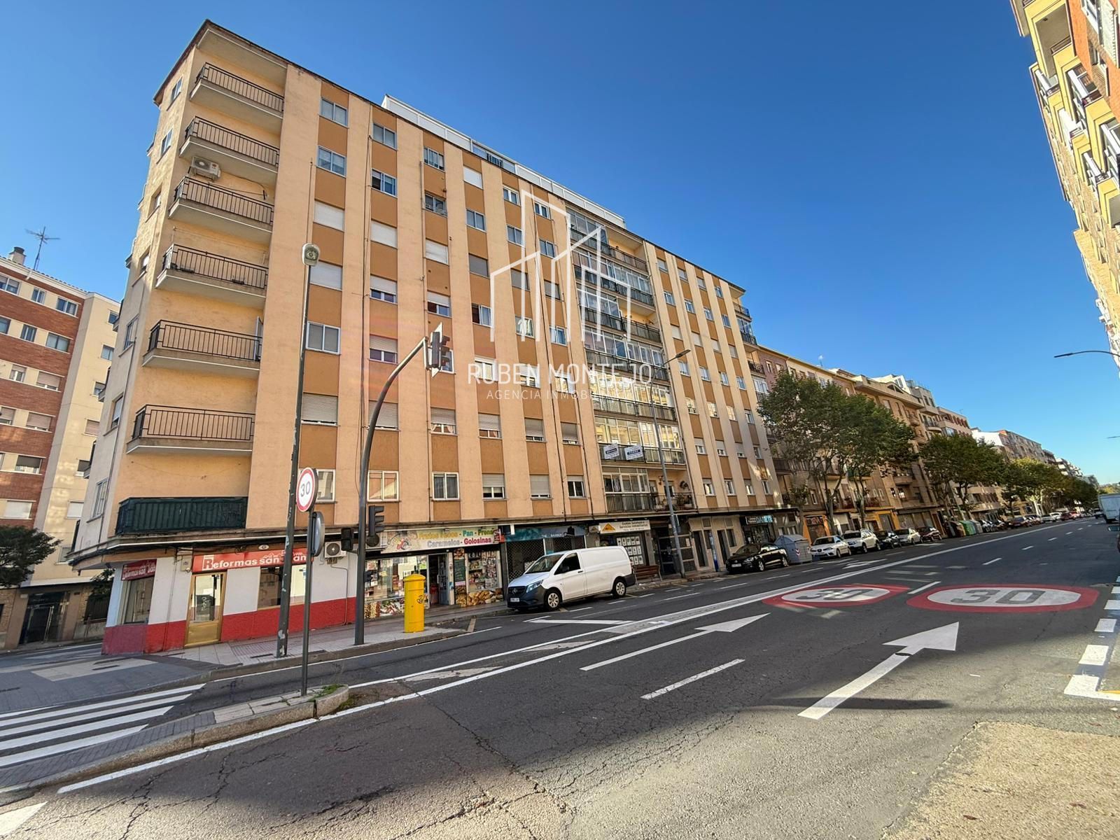 Exterior view of Flat for sale in Salamanca Capital  with Heating, Terrace and Furnished