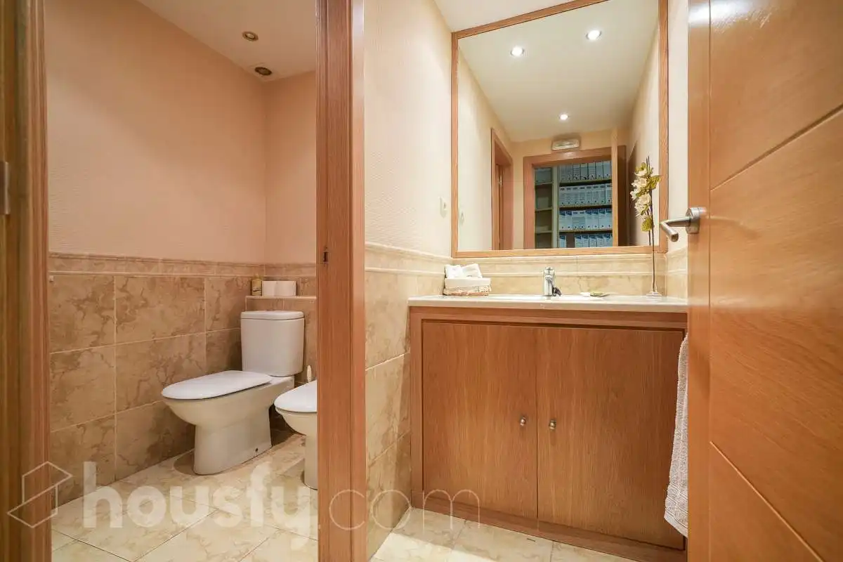 Baño de Local en venta en Madrid con Aire acondicionado