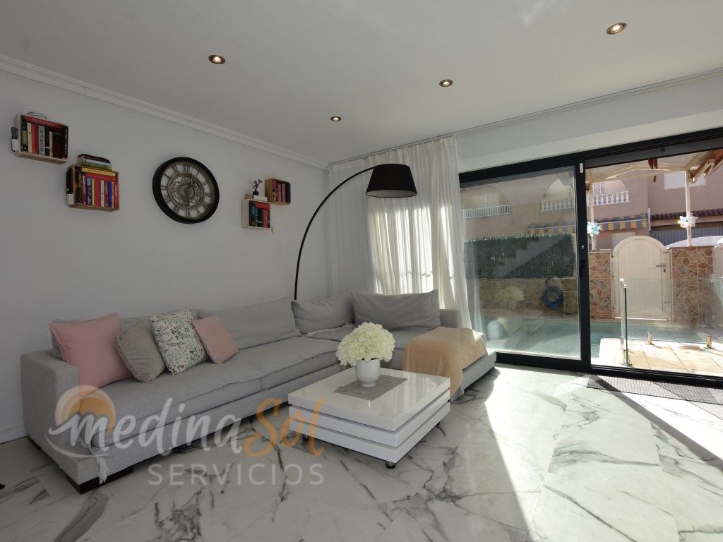 Sala de estar de Casa adosada en venta en Cartagena con Aire acondicionado, Terraza y Piscina