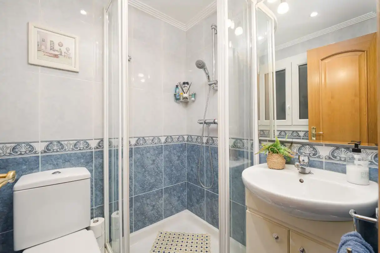 Baño de Piso en venta en Donostia - San Sebastián  con Calefacción, Trastero y Amueblado