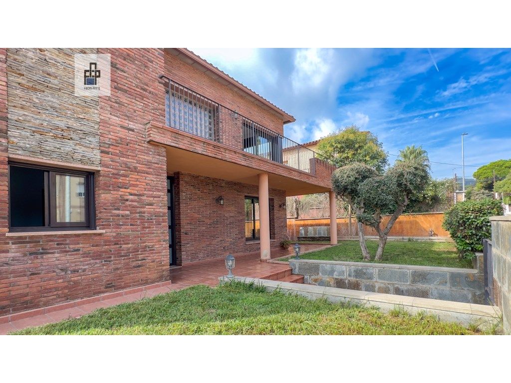 Vista exterior de Casa o xalet en venda en Sant Boi de Llobregat amb Jardí privat, Terrassa i Piscina