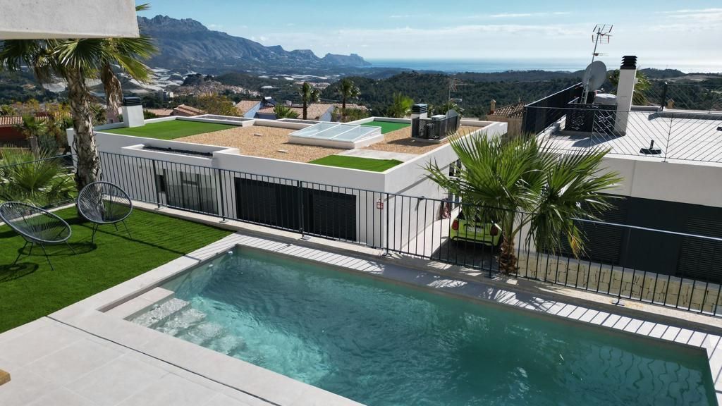 Piscina de Casa o xalet en venda en Alicante / Alacant amb Jardí privat
